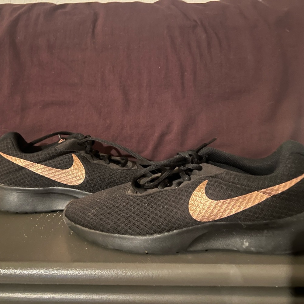 Women’s Nike shoe
